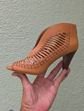 Vince Camuto Ladies Acha Cutout Cognac Woven Peep-Toe Stacked Heel Booties